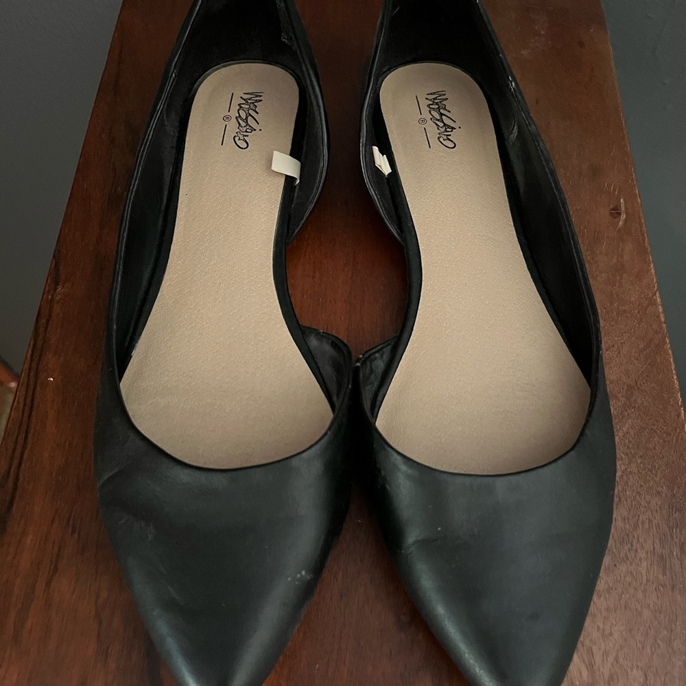 Wild Diva Black Pointed-Toe Flats